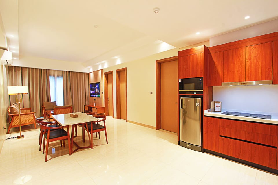 Family Room | In-room safe, desk, laptop workspace, soundproofing