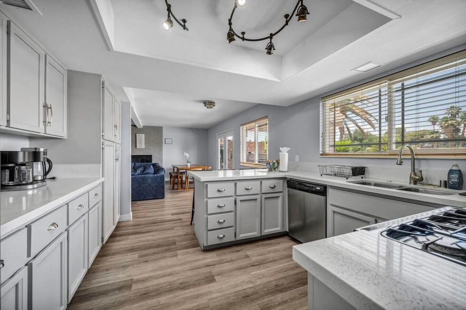 With all the appliances and tools you need, this kitchen is ready for anything—from quick breakfasts to full-on feasts. Cook solo, tag-team with a friend, or let everyone pitch in. It’s all here.