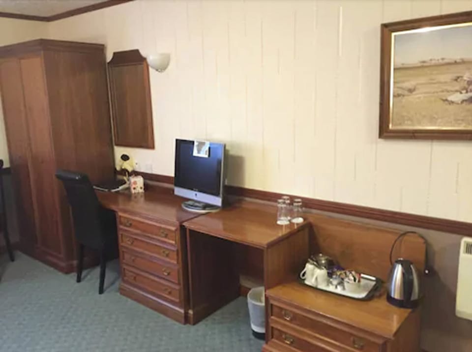 Single Room | In-room business center