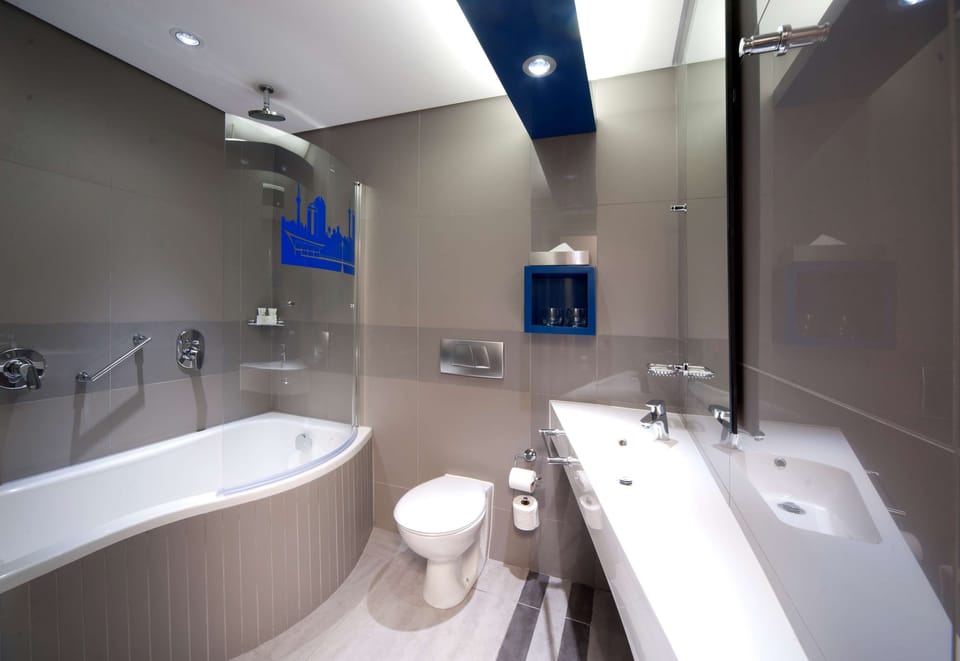 Executive Room | Bathroom | Hair dryer, towels, soap, shampoo