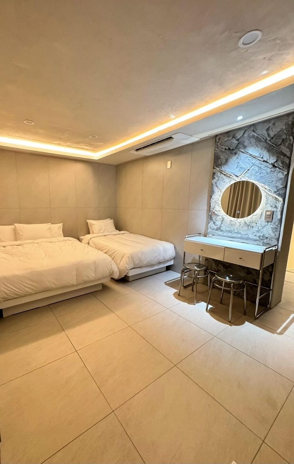 Deluxe Twin Room, City View | Blackout drapes, free WiFi