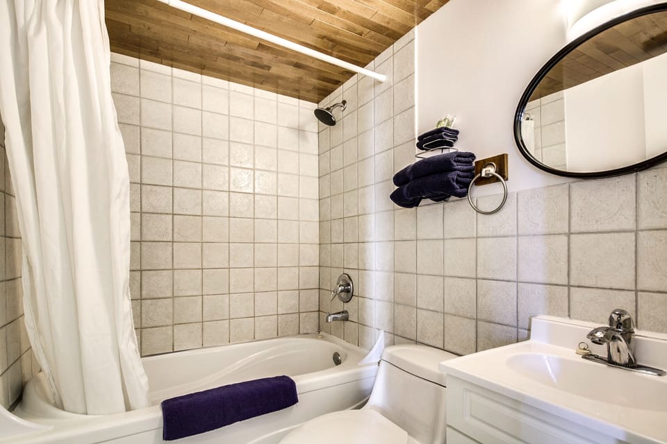 Standard Room, 1 Queen Bed, Non Smoking | Desk, soundproofing, iron/ironing board, free WiFi