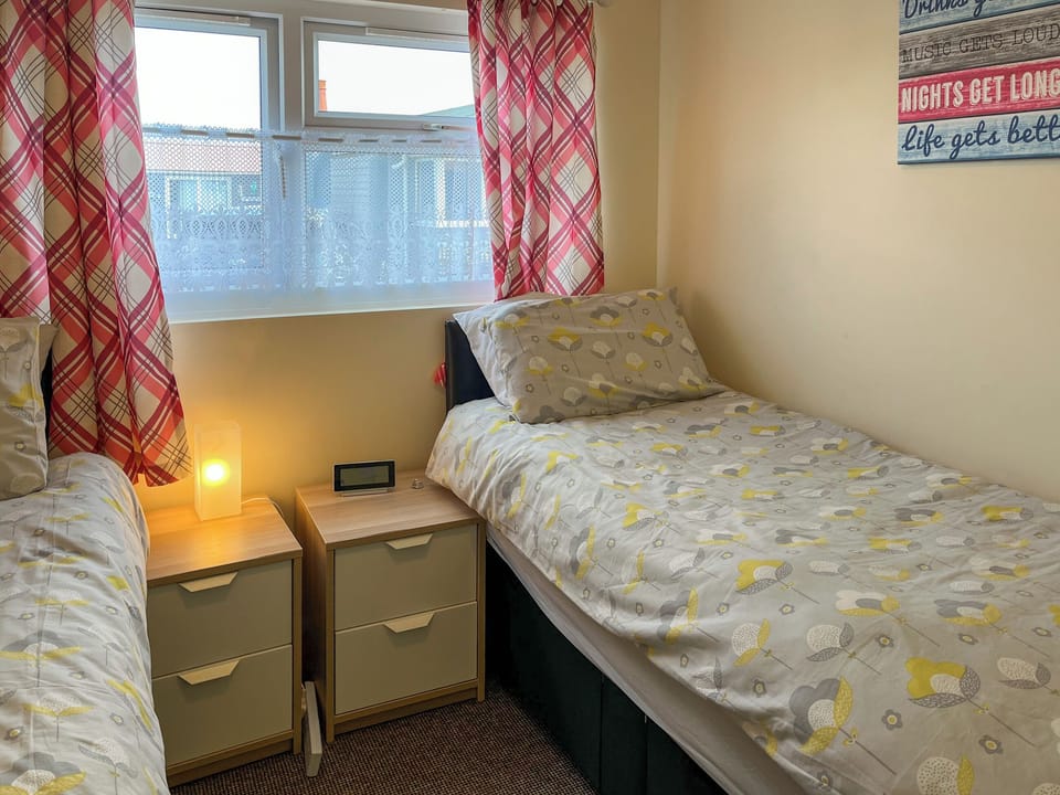 Twin bedroom | Rosie&rsquo;s Cottage, Bridlington