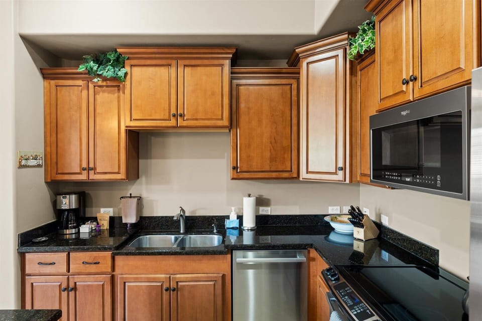 Beyond the sights, enjoy the taste of home (or your own culinary creations!) in our well-equipped kitchen. Perfect for enjoying local ingredients or your familiar favorites.