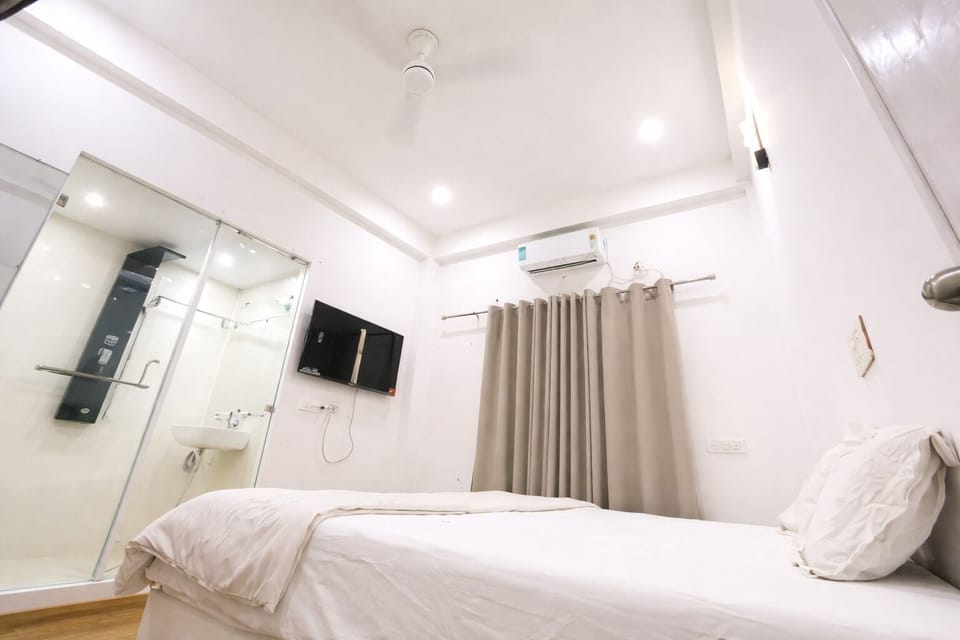 Deluxe Double Room, Air conditioning | Hypo-allergenic bedding, desk, free WiFi