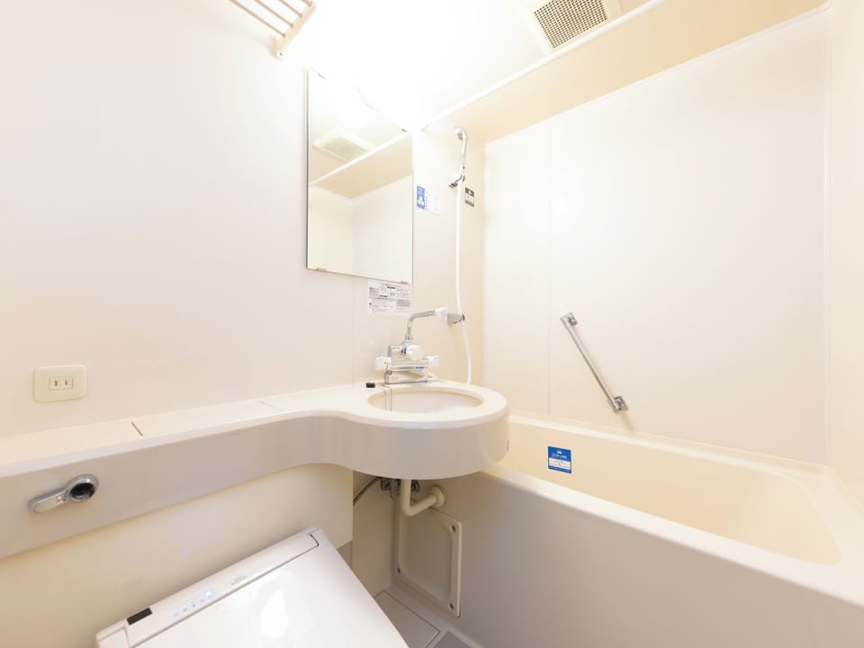 Combined shower/tub, deep soaking tub, free toiletries, hair dryer