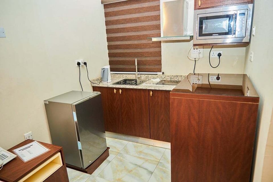 Family Apartment, Balcony, City View | Private kitchen | Fridge, microwave, oven, stovetop