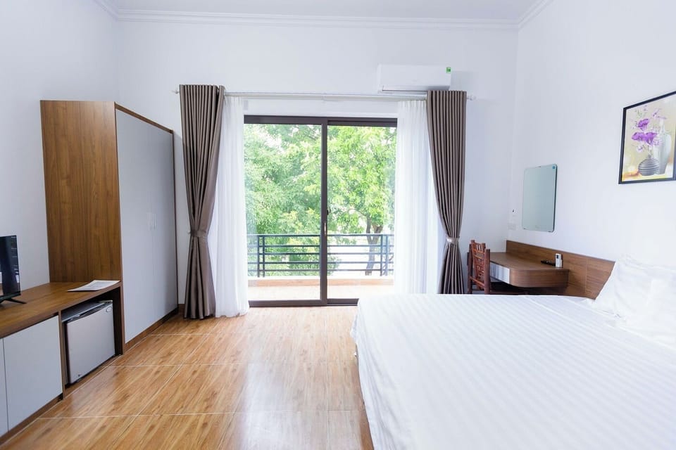 Deluxe Suite, City View | Desk, laptop workspace, soundproofing, iron/ironing board
