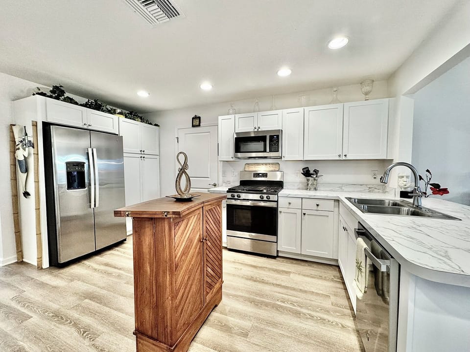 Stainless Steel Appliances, including Refrigerator with Water/Ice Dispenser