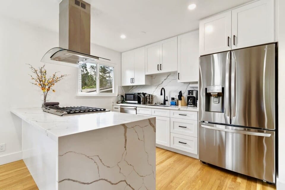 House (4 Bedrooms) | Private kitchen | Microwave, oven, coffee/tea maker, cookware/dishes/utensils