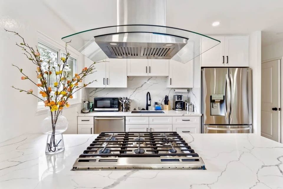 House (4 Bedrooms) | Private kitchen | Microwave, oven, coffee/tea maker, cookware/dishes/utensils