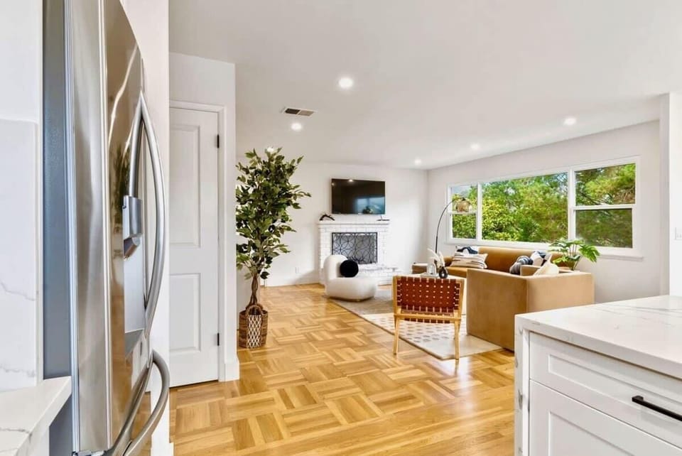 House (4 Bedrooms) | Living area | 43-inch flat-screen TV with cable channels, foosball