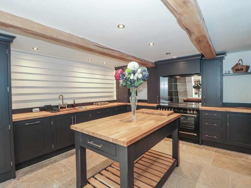 Cottage | Private kitchen | Fridge, microwave, dishwasher, toaster
