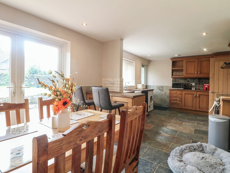 Cottage | Dining