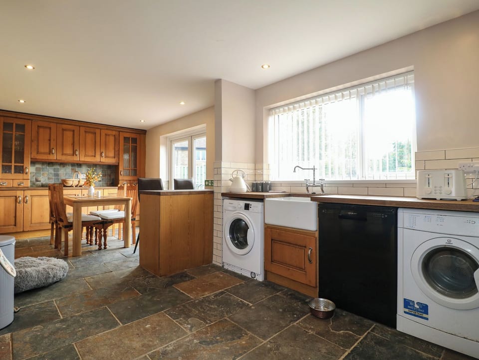 Cottage | Private kitchen | Fridge, microwave, dishwasher, toaster
