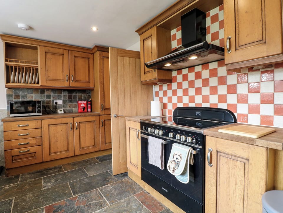 Cottage | Private kitchen | Fridge, microwave, dishwasher, toaster