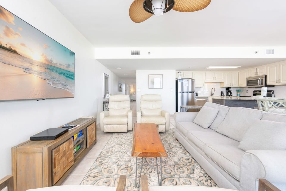 Condo, 3 Bedrooms | Living area