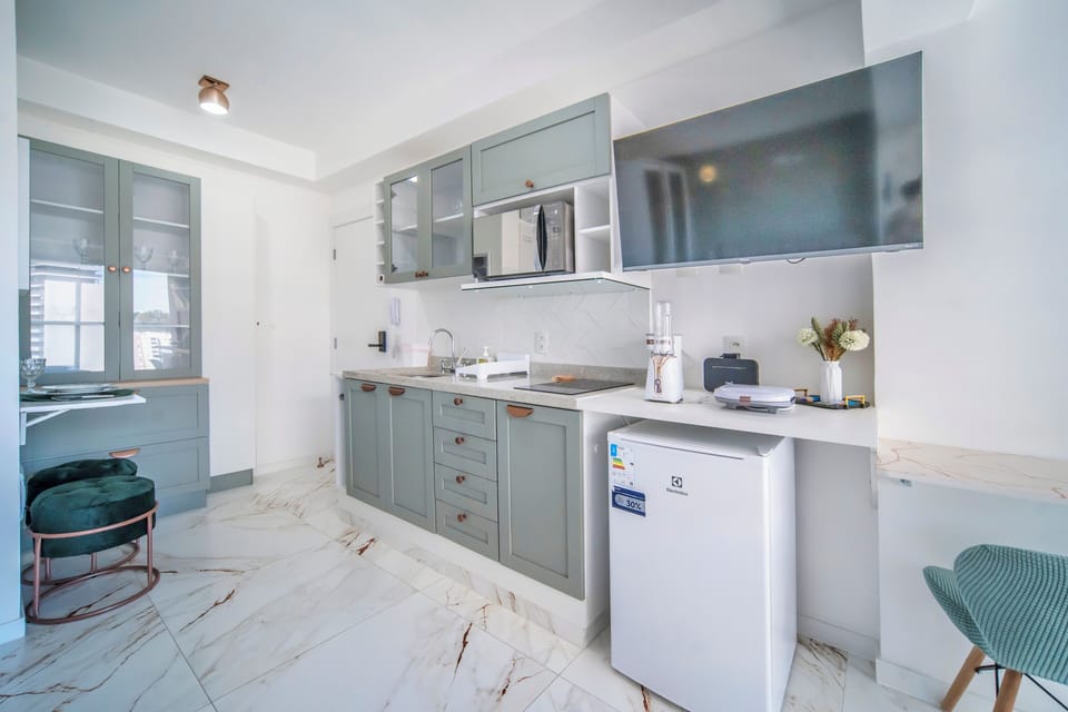 Superior Studio Suite, City View | Private kitchen