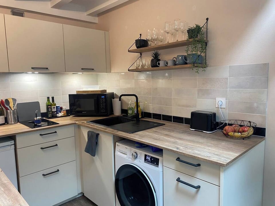Fully equipped kitchen with modern appliances – perfect for your Annecy stay