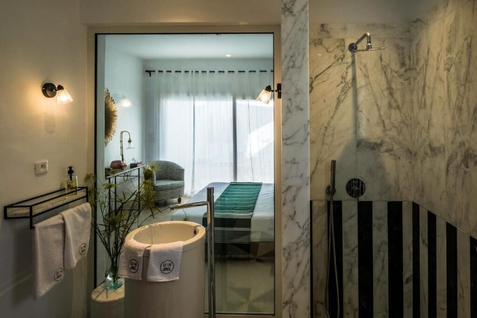 Double Room | Bathroom shower