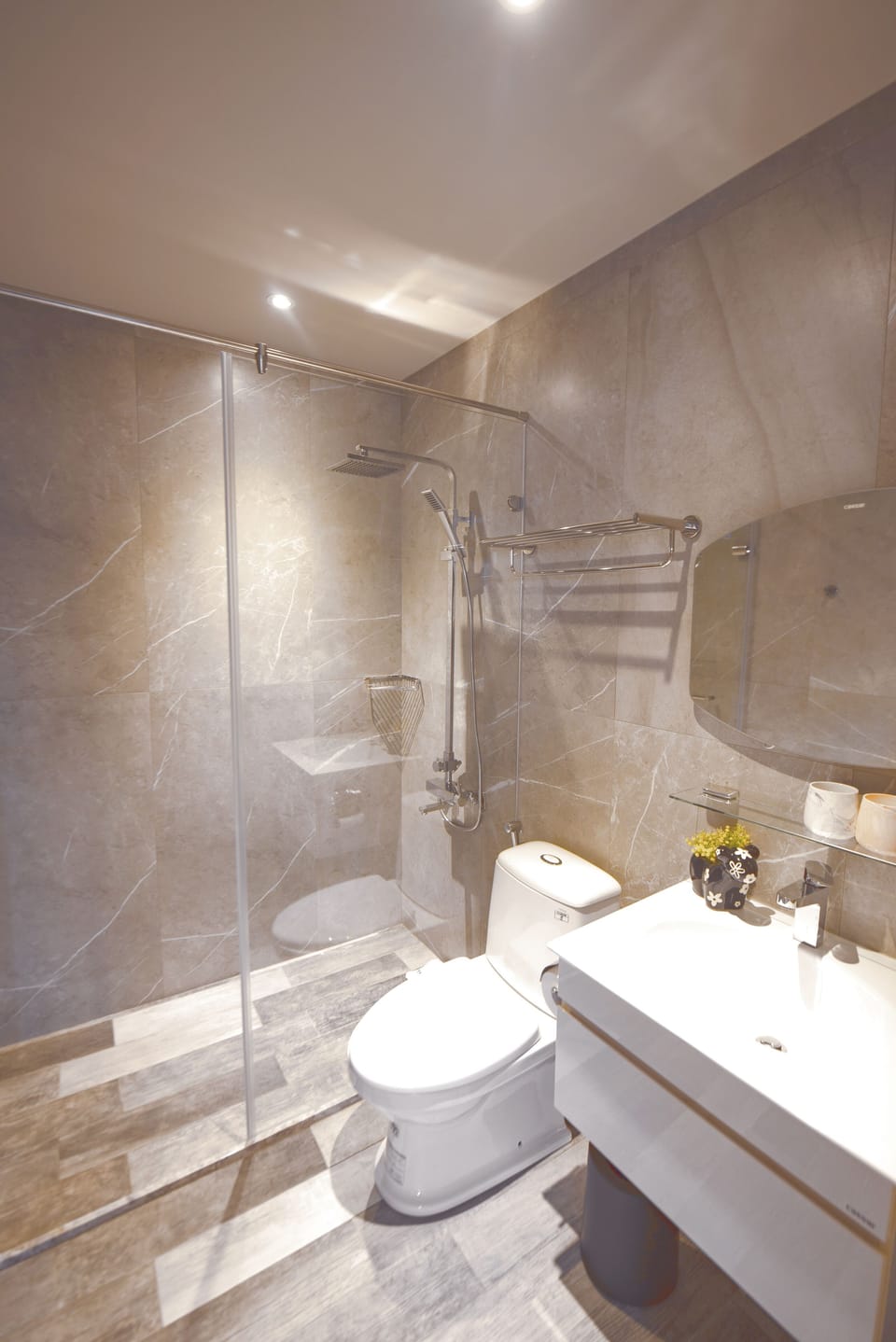 Design Quadruple Room | Bathroom | Shower, hydromassage showerhead, free toiletries, hair dryer