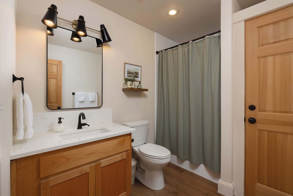 Cascade Cottage Stay for 6 House in Sisters