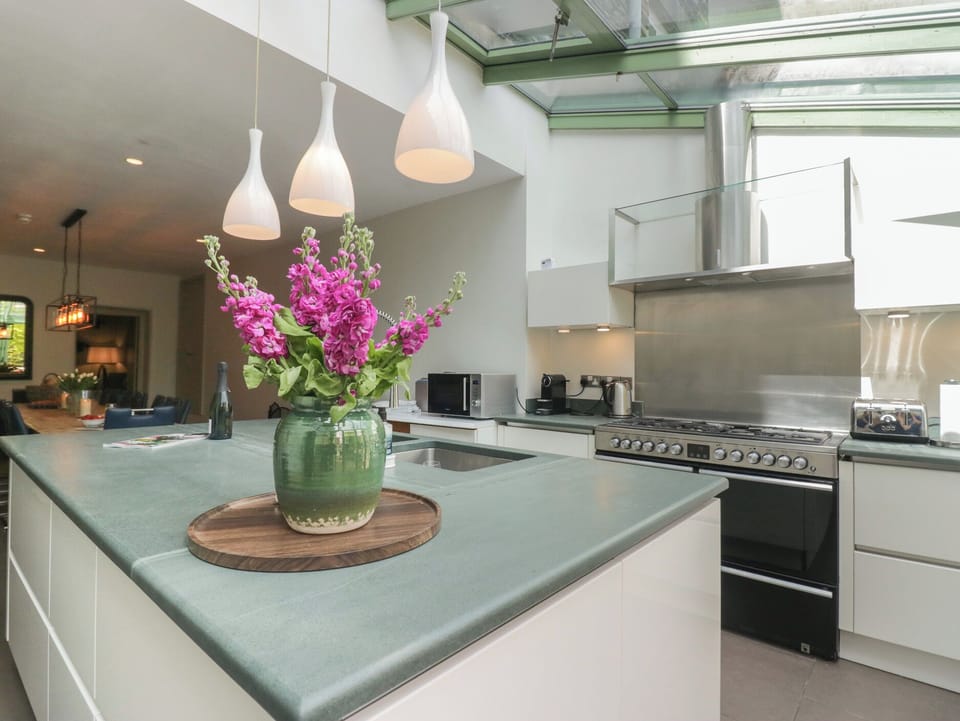 Cottage | Private kitchen | Fridge, dishwasher, cookware/dishes/utensils