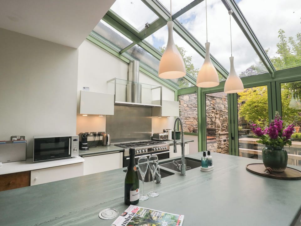Cottage | Private kitchen | Fridge, dishwasher, cookware/dishes/utensils