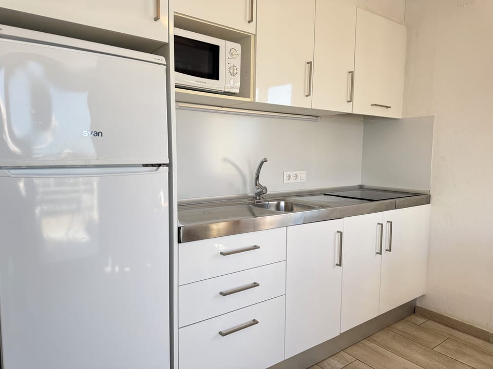 Apartment, 2 Bedrooms | Private kitchen | Microwave, stovetop, coffee/tea maker, toaster