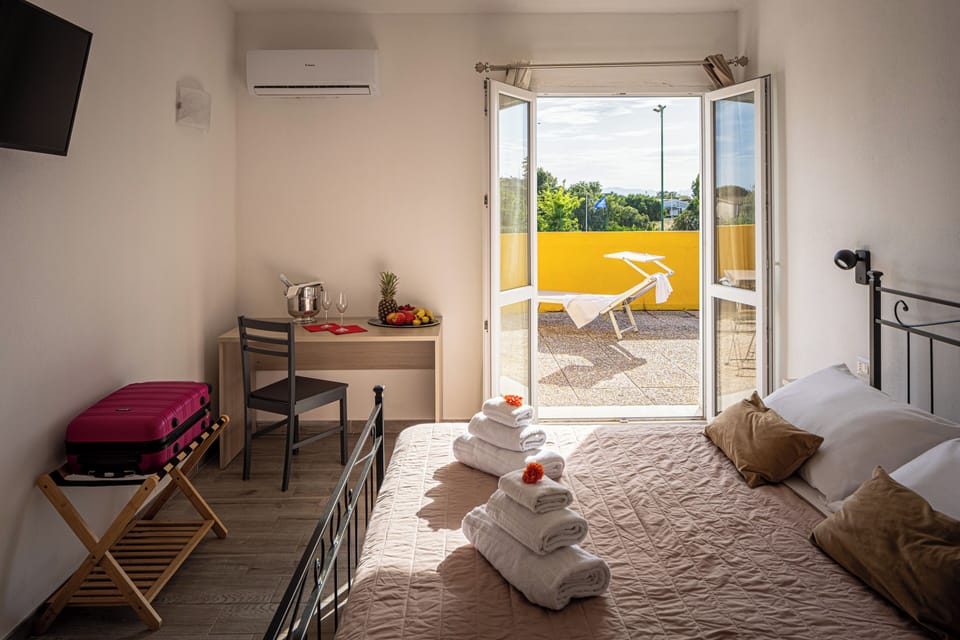 Family Double Room, Garden View | Terrace/patio