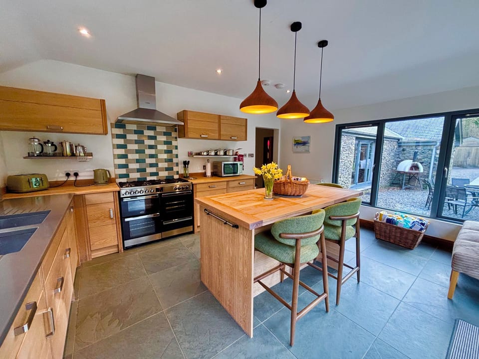 Cottage | Private kitchen | Dishwasher, cookware/dishes/utensils