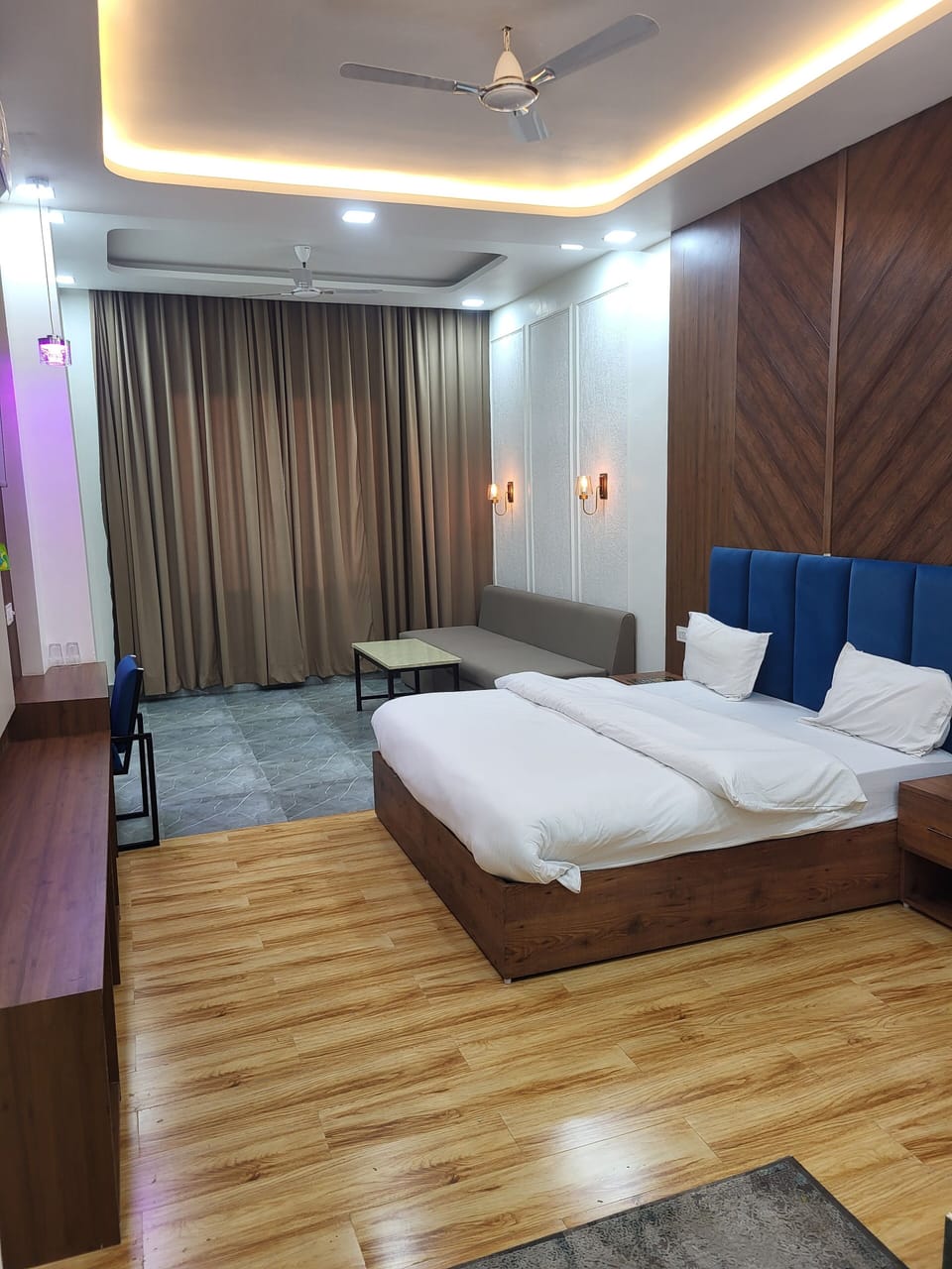 Family Room | Desk, laptop workspace, iron/ironing board, WiFi (free)