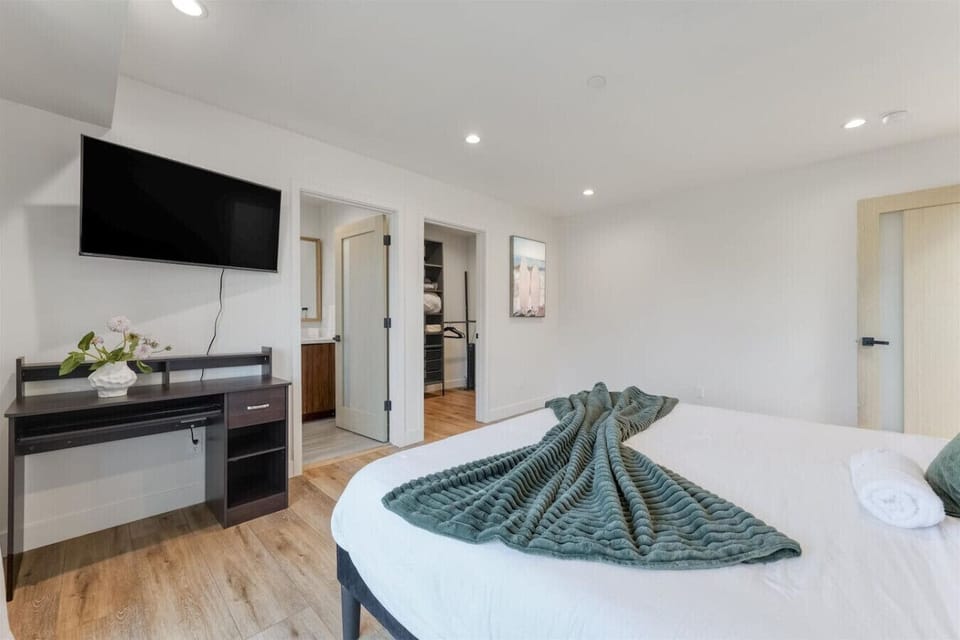 Spacious Ensuite master Bedroom With Walk-in Closet & a Balcony