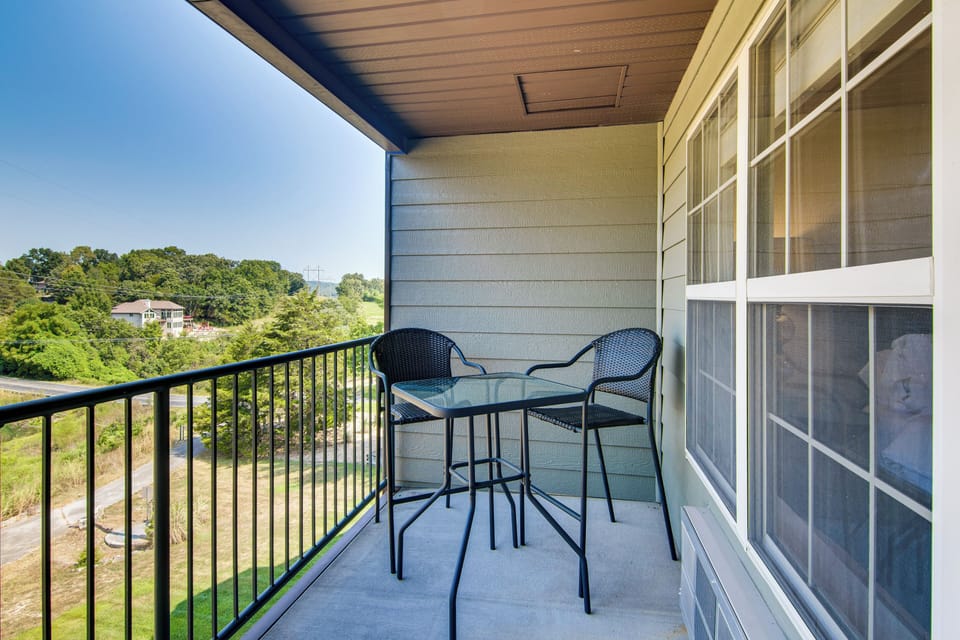 Reeds Spring Vacation Rental | Studio | 1BA | Stairs Required | 386 Sq Ft