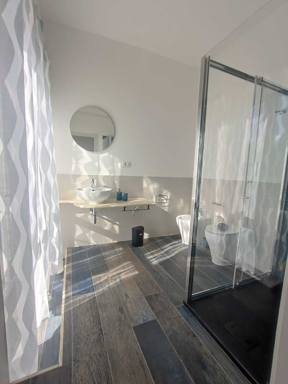 Comfort Double Room, City View | Bathroom | Shower, free toiletries, hair dryer, bidet
