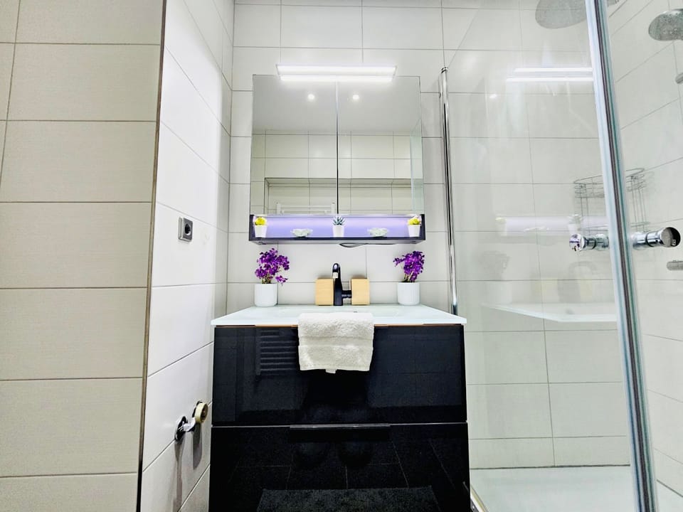 Chic Urban Stay 2BR with parking Apartment in Strassen