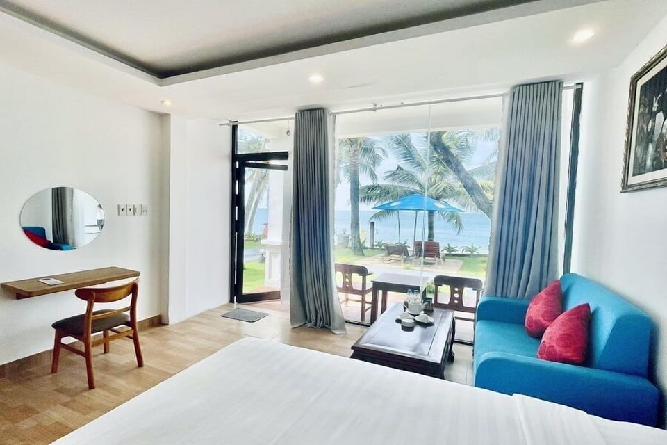 Deluxe Room, Sea View | Minibar, in-room safe, desk, blackout drapes