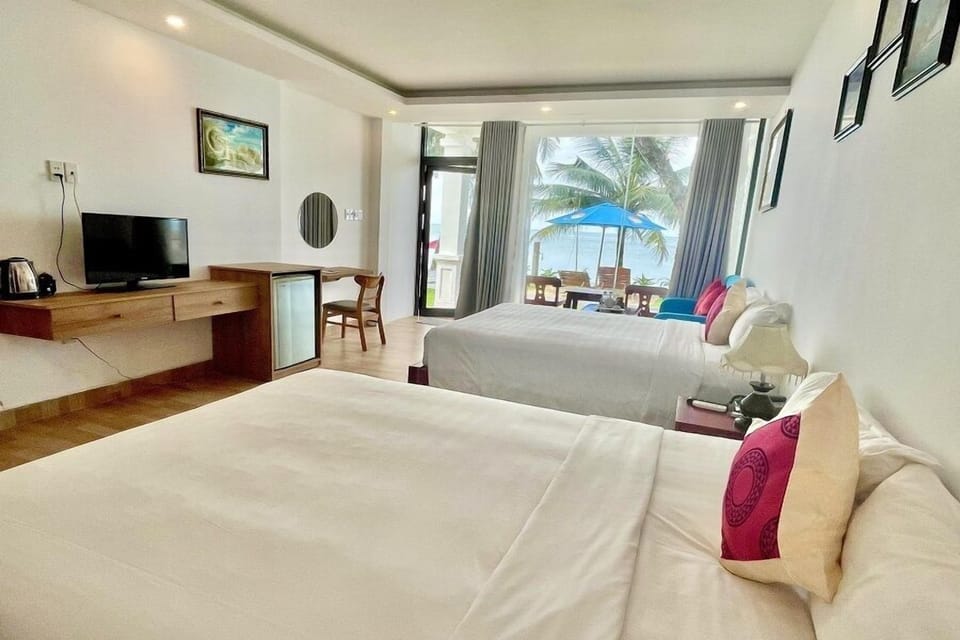 Deluxe Room, Sea View | Minibar, in-room safe, desk, blackout drapes