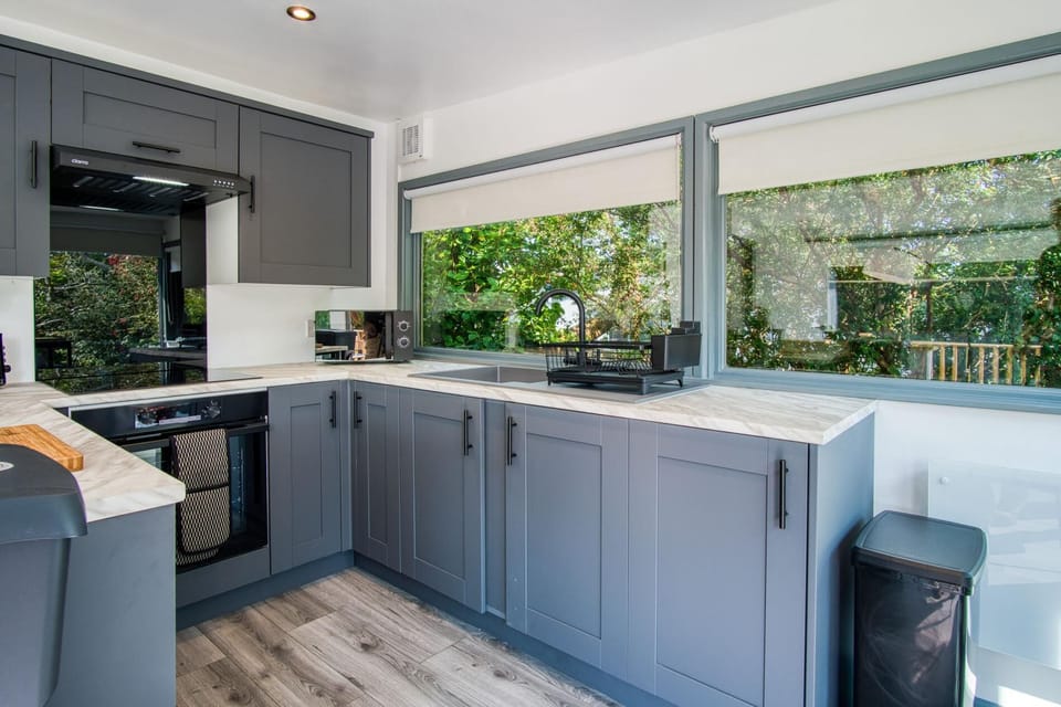 Cedars Lodge - Hot Tub - Penally - Tenby (26419)