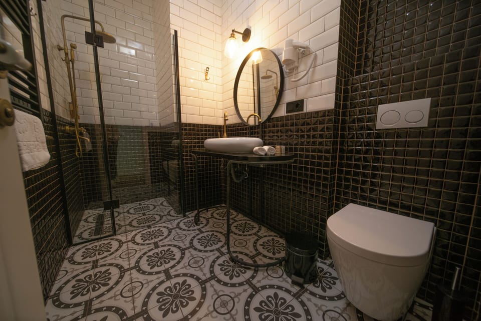 Comfort Triple Room | Bathroom | Shower, hair dryer, slippers, towels