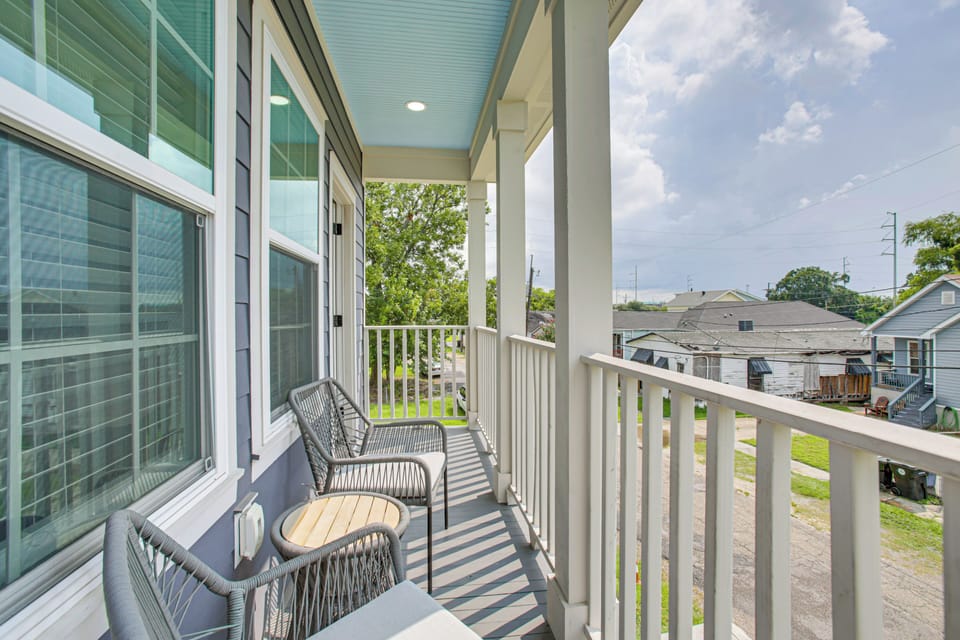 Private Balcony w/ Seating