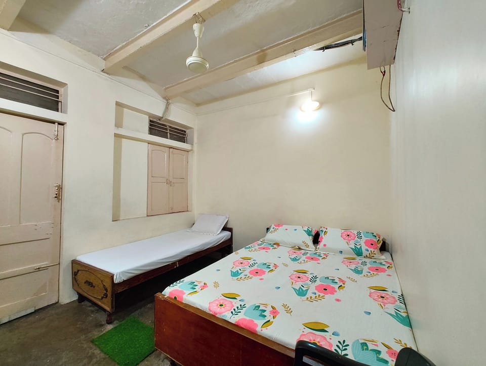 Standard Triple Room, Air conditioning | Hypo-allergenic bedding, desk, free WiFi