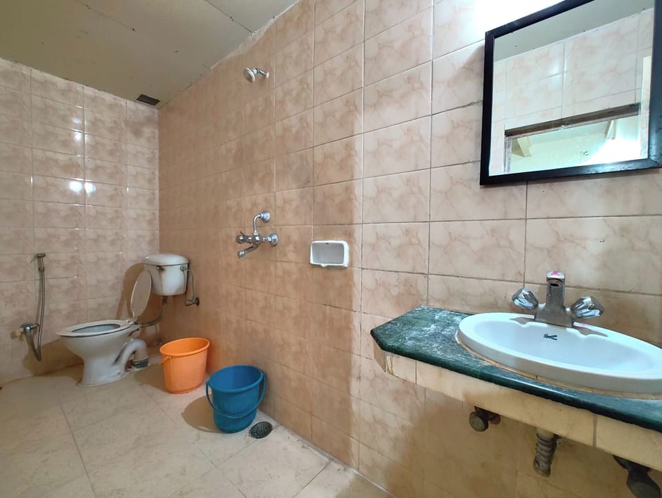 Shower, rainfall showerhead, free toiletries, towels