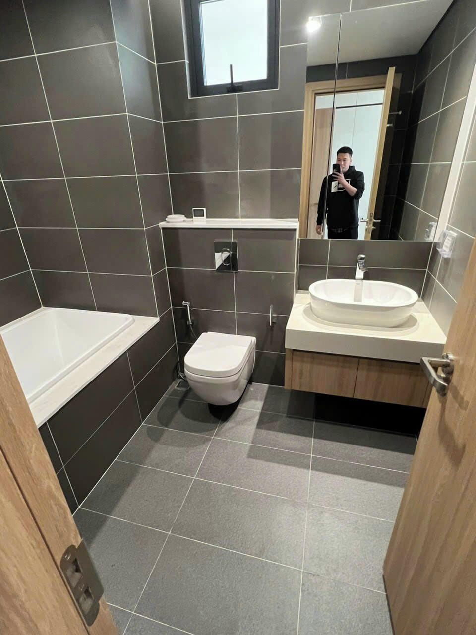 Separate tub and shower, free toiletries, hair dryer, towels