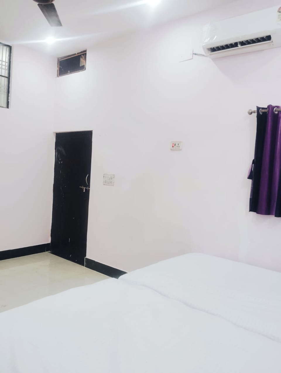 Deluxe Double Room, Air conditioning | Hypo-allergenic bedding, desk, soundproofing, free WiFi
