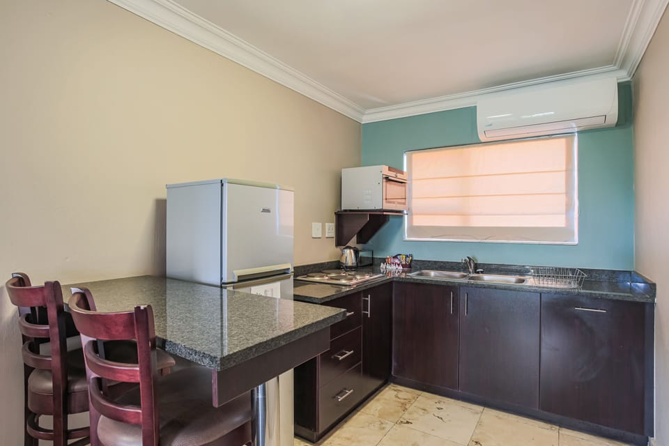 Executive Studio | Private kitchenette | Fridge, coffee/tea maker, electric kettle