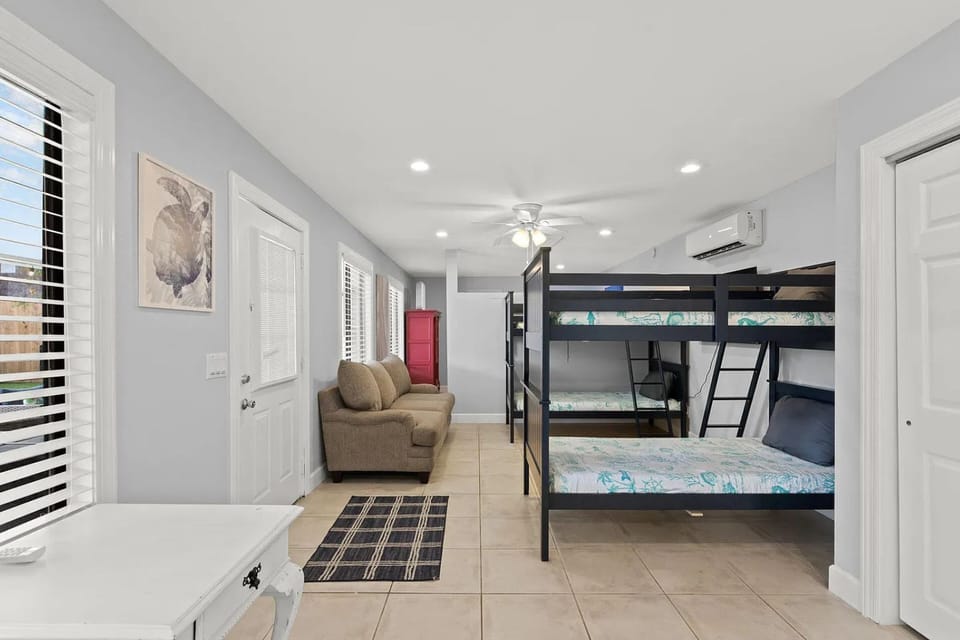 Bedroom #4 - Twin bunkbeds x2 (Pool House)