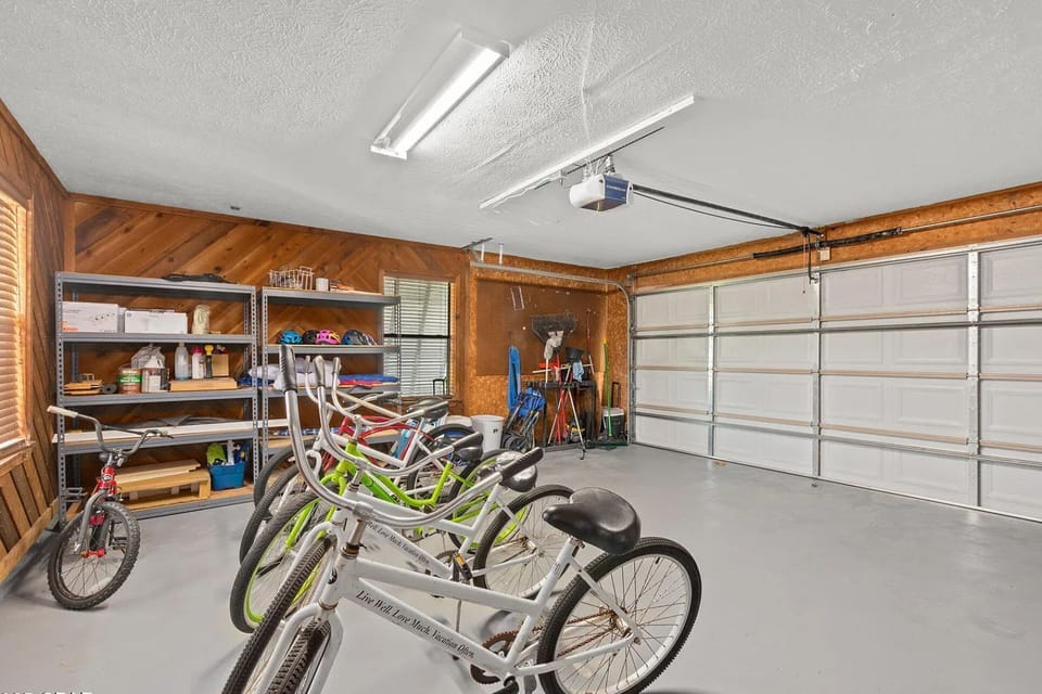 Garage - 5 adult bikes, 1 kid bike.