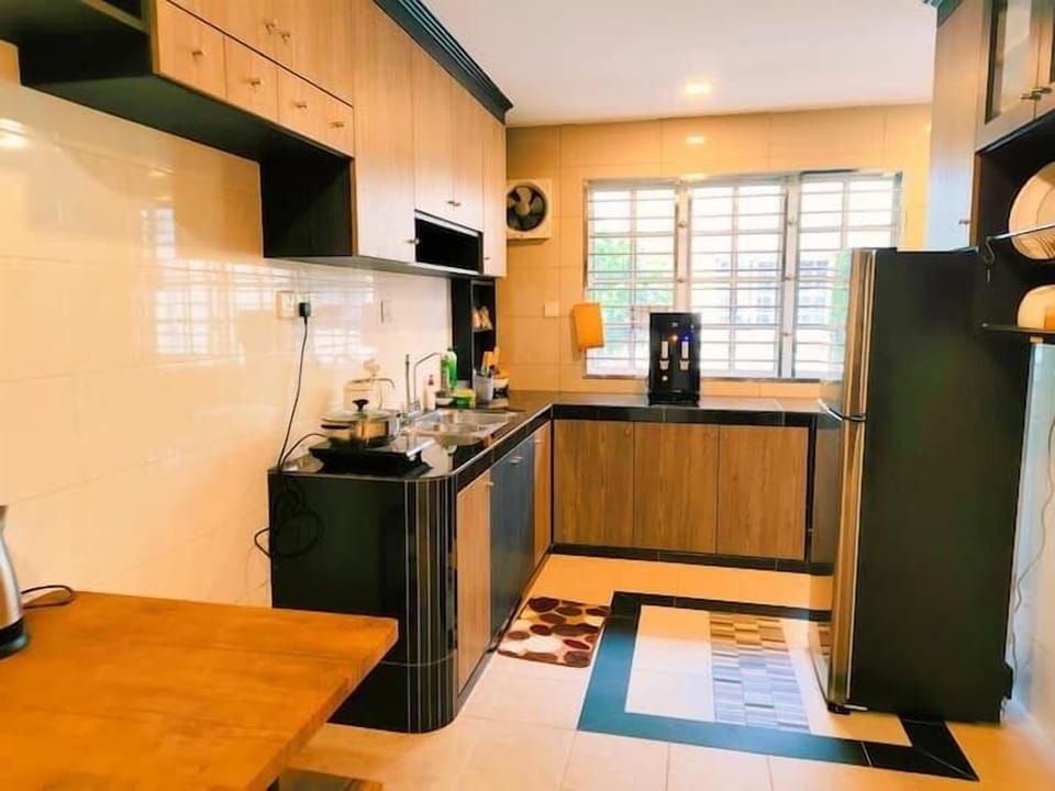 Basic House | Private kitchen | Fridge, microwave, rice cooker, cookware/dishes/utensils