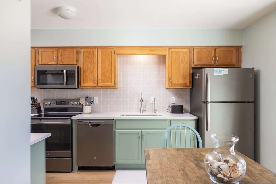 Top Level: Fully Stocked Kitchen with Breakfast Bar